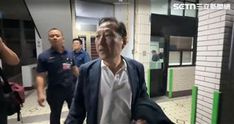 吳俊立500萬交保！戴電子腳鐐走出法院
