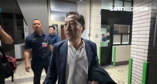 吳俊立500萬交保！戴電子腳鐐走出法院