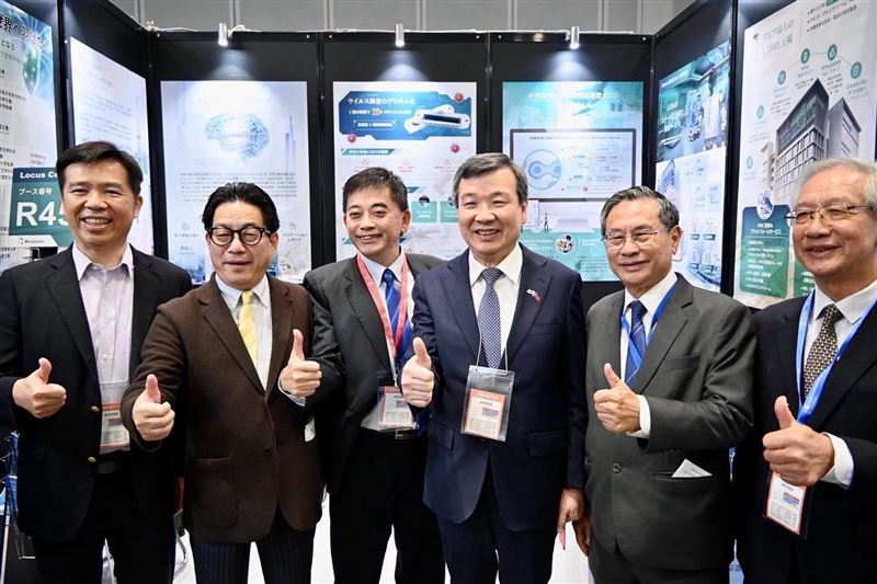 駐日代表李逸洋於 BioJapan 2026 期間前往樂迦再生科技攤位參觀