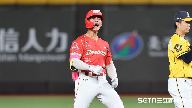 中職37年台灣大賽G4,味全龍右外野手曾聖安敲出二壘安打,送回陳子豪、朱育賢追平比數。(圖/記者劉彥池攝影)