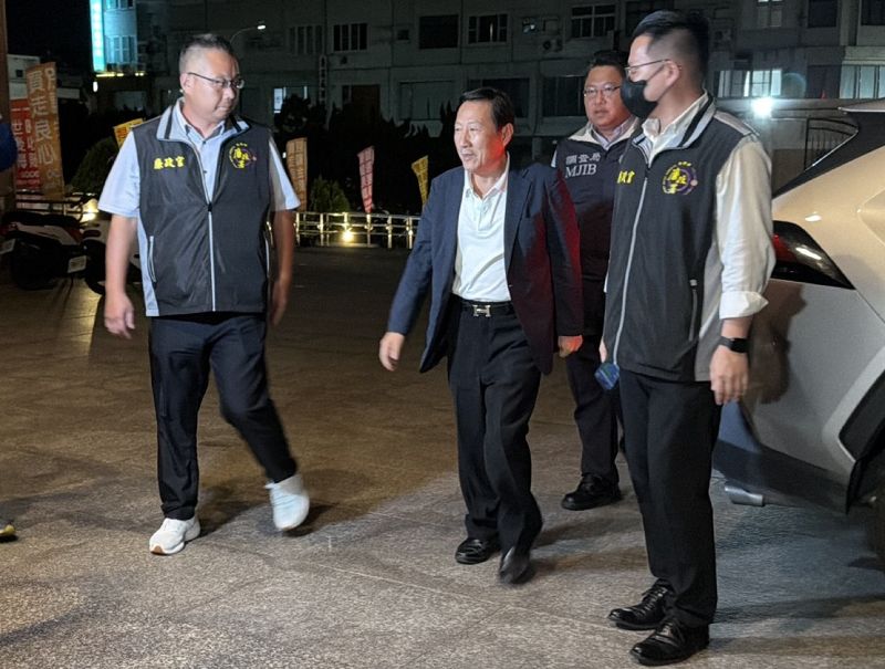 台東縣政府農路拓寬涉圖利渡假村案,檢方20日依貪污罪約談前台東縣長吳俊立(前中),21日凌晨並向台東地方法院聲押。法院認為吳俊立罪嫌重大但無羈押必要,裁定以新台幣500萬元交保並實施境管、科技監控