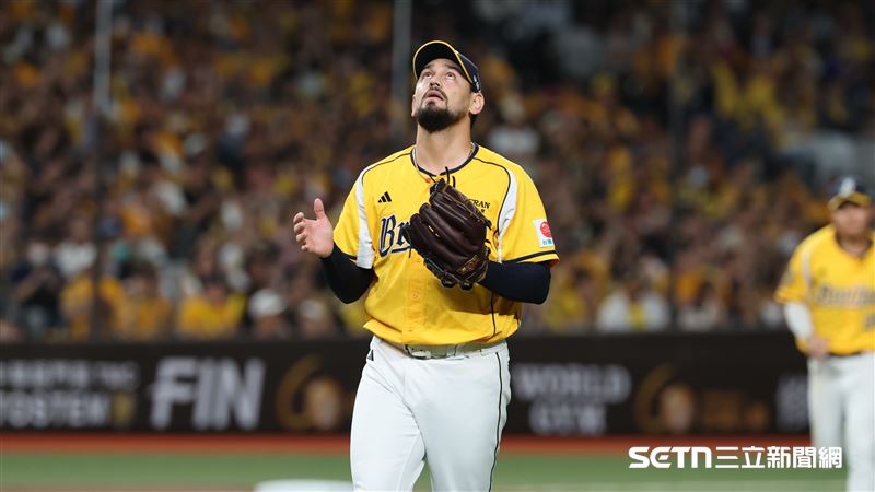 鄭浩均4.2局失4分退場　勝騎士中繼登板！