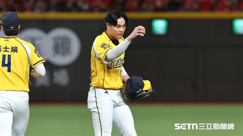 中職37年台灣大賽G4,中信兄弟中外野手宋晟睿打回追平分和球迷致意。(圖/記者劉彥池攝影)