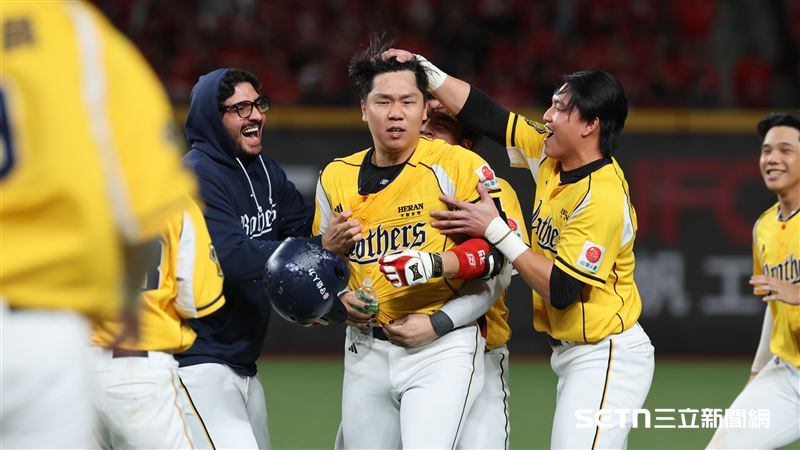 中職37年台灣大賽G4,中信兄弟左外野手詹子賢敲出再見安打。(圖/記者劉彥池攝影)