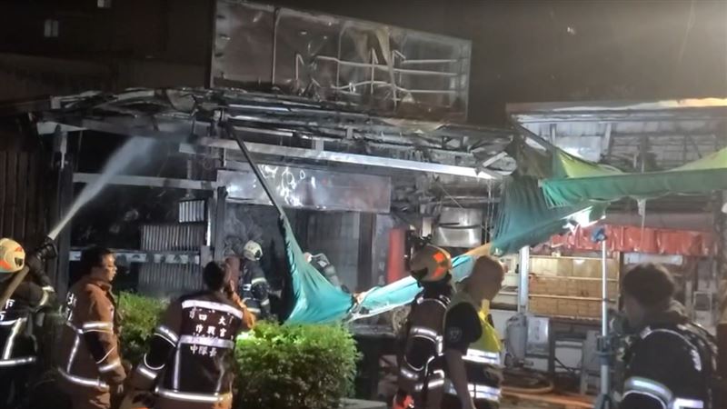 起火的宮廟遮棚的部分被燒熔,內部被燒焦黑。(圖/翻攝畫面)