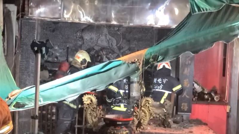 四周佈滿焦黑的灰燼與燻黑的痕跡,神像、香爐及其他器皿,被燒得殘破不堪。(圖/翻攝畫面)