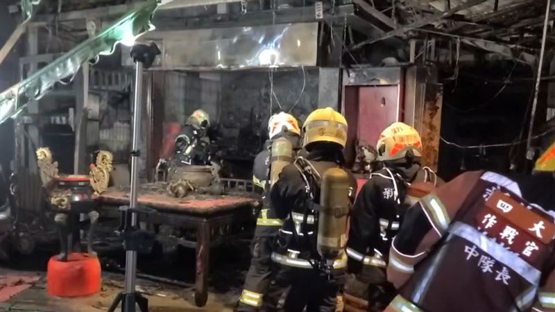 新北市新店區中華路的「慶德宮」,今天(22日)凌晨驚傳火警。(圖/翻攝畫面)
