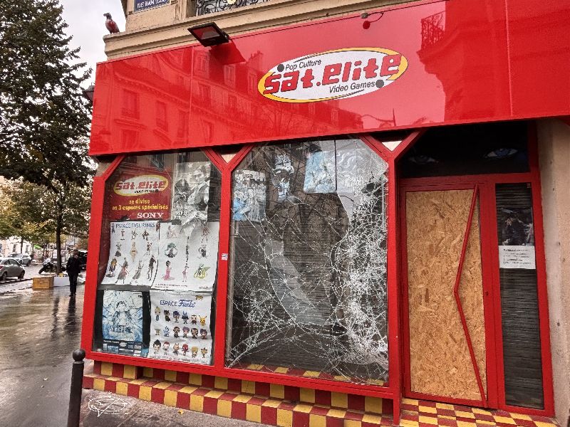 巴黎伏爾泰大道一家遊戲商店櫥窗被砸破。(圖/中央社)