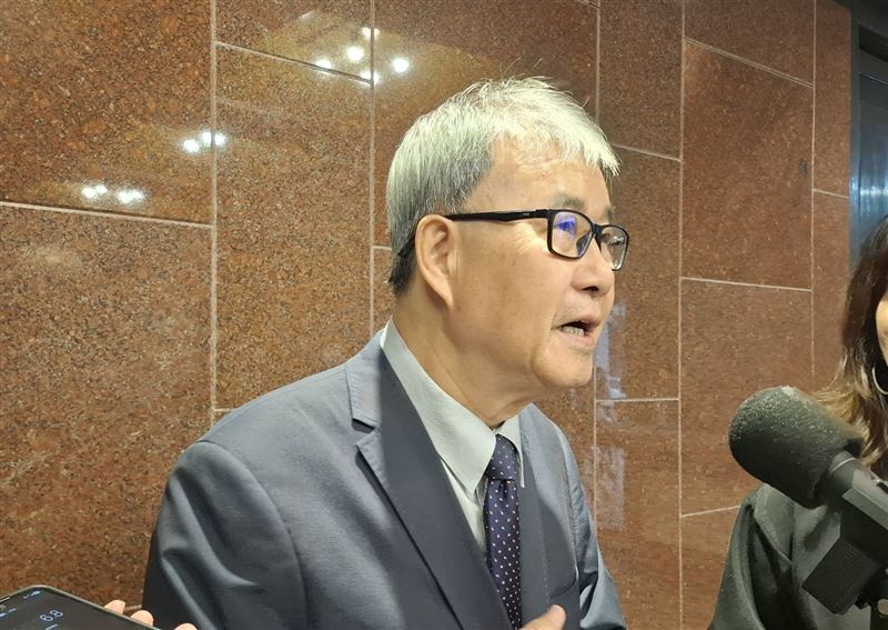 教育部部長鄭英耀今(22)日赴立法院教育及文化委員會「毒品校園篩檢、毒品滲入校園現況及防制、科技查緝策略暨跨部會輔導戒治機制」進行專題報告並備質詢前,接受媒體聯訪。(圖/記者周佩怡攝影)
