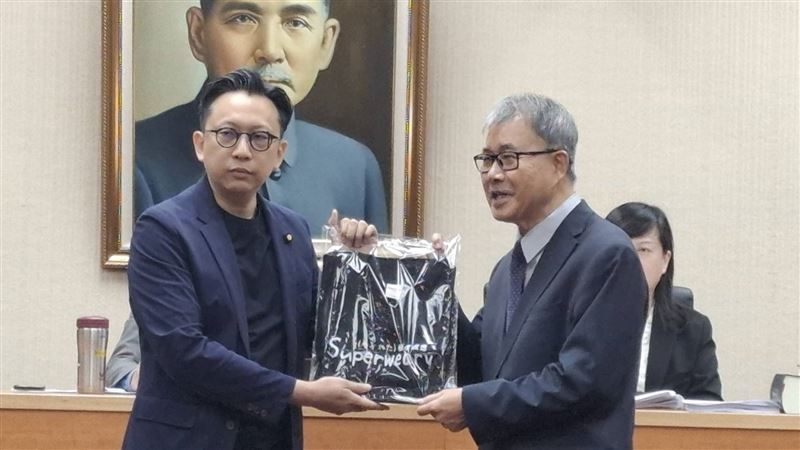 為傳達第一線教師的辛勞，國民黨立委葛如鈞今（22）日於立法院教育文化委員會會議上，送教育部長鄭英耀寫有英文「極度疲憊」的黑色T-shirt。（圖／記者周佩怡攝影）