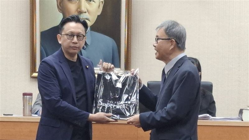 教師荒 立委送過勞黑T逼收教育部長尷尬了
