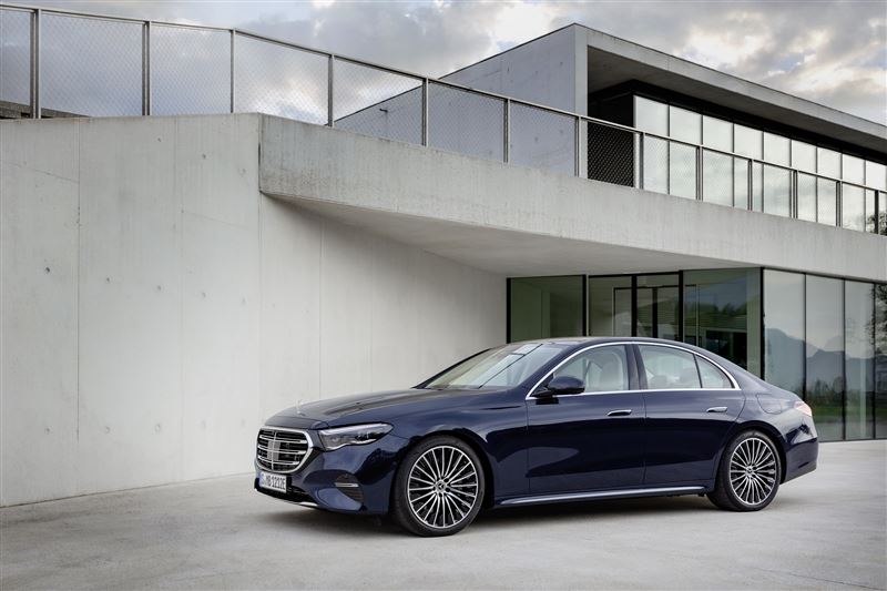 E-Class指定年式享高額160萬40期0利率及一年延長保固。(圖/Mercedes-Benz提供)