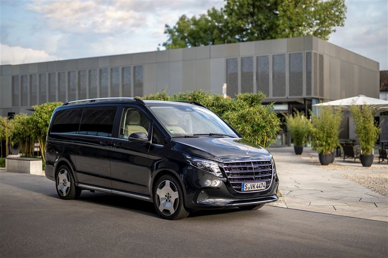 V-Class指定年式享高額120萬40期0利率,再享首期免付優惠。(圖/Mercedes-Benz提供)