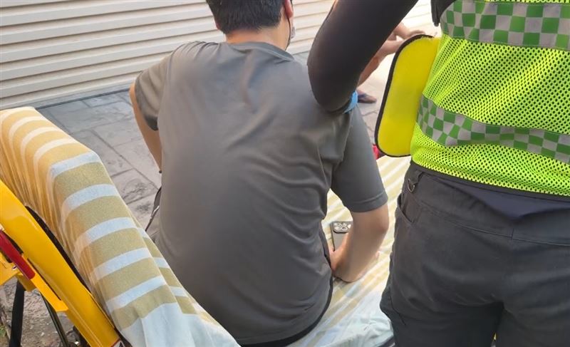 火災發生當時，弟弟正埋首苦讀準備考律師，緊急抱著一大箱考試用書逃生。(圖／翻攝畫面)