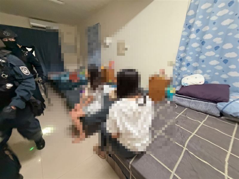警方上門查緝發現「連結中」的男客和女服務生，全數帶回警局依法裁處送辦。（圖／翻攝畫面）