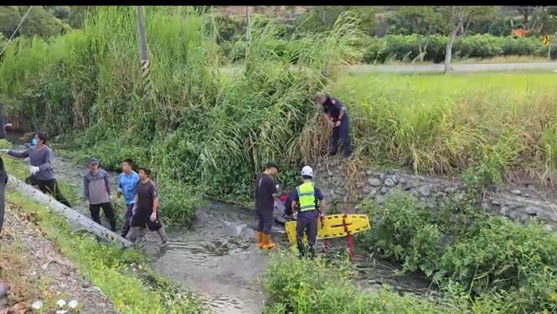 花蓮玉里鎮驚傳死亡意外,一名80歲賴姓老翁被發現連人帶車摔落農田大排水溝,警消獲報趕抵時,老翁已明顯死亡(圖/翻攝畫面)(圖/翻攝畫面)