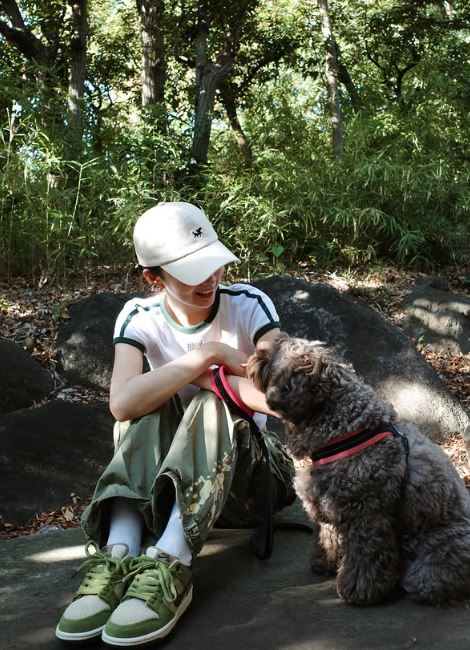 木村心美18日在社群平台上分享遛狗照片,當中穿著的特色卡其褲引發熱議。(圖/翻攝自IG @cocomi_553_official)