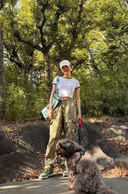 木村心美曬出遛狗美照,下半身斑駁卡其褲被眼尖網友抓包與木村拓哉同款,疑似父女穿同一件。(圖/翻攝自 @cocomi_553_official)