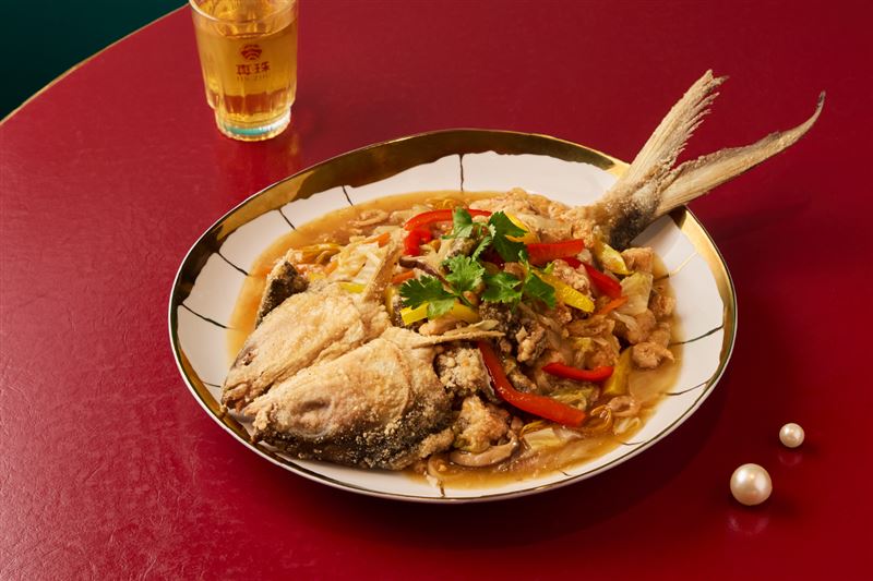 「五柳枝煮思慕魚」選用台灣虱目魚,搭配多種蔬菜與酸甜醬汁,呈現道地辦桌風味。(圖/饗賓集團提供)