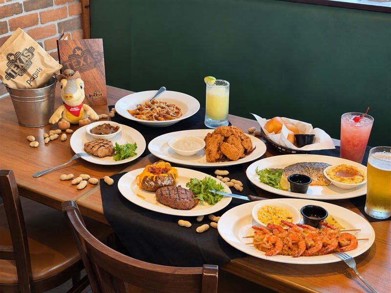 Texas Roadhouse歡慶登台12週年,6oz.火烤德州牛排等6款人氣主餐均一價500元。(圖/開展餐飲集團提供)