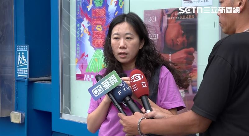 阮劇團《噪音風暴》製作人張歆宜受訪表示,關於被貼的洋流標籤,昨移除轉到公告上面,讓民眾知道什麼樣的標籤儘量不要出現在布告欄上,對這件事還是持續開放的態度,有觀眾做其他立場時候會告知再移除,也謝謝文化局的關心。(圖/翻攝畫面)