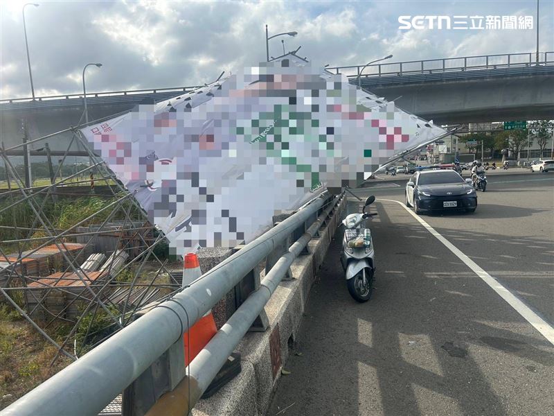 薔琵颱風來勢洶洶，苗栗市龜山大橋旁的競選看板遭強風吹倒，女騎士遭看板繩索勒頸摔車。（圖／翻攝畫面）