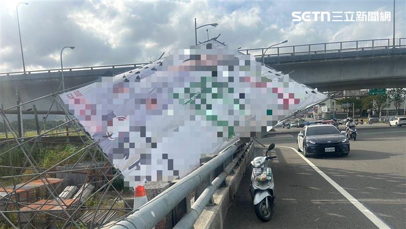 強風吹倒看板！女騎士慘遭繩索勒頸摔車