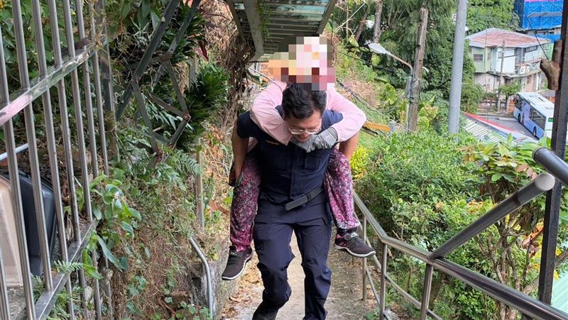 老婦獨下山走不動！暖警一路揹回半山腰