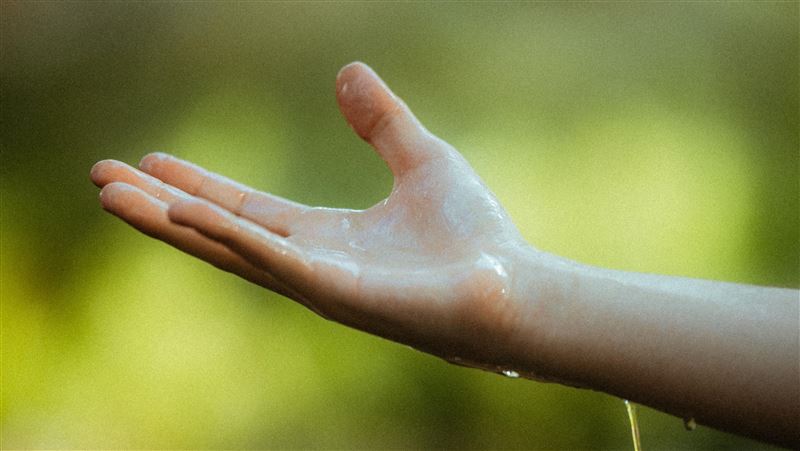 手汗狂滴好尷尬？醫曝「3法」擺脫:免開刀