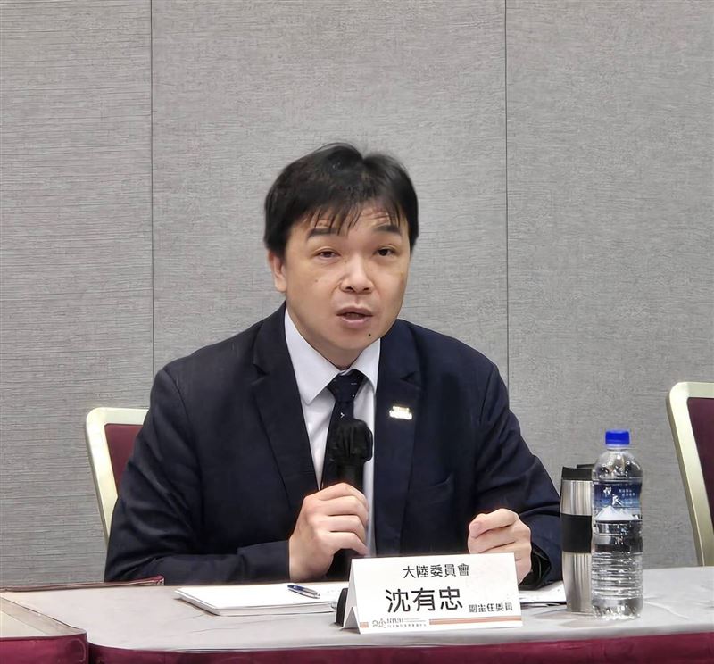 陸委會副主委沈有忠今（22）日出席亞洲政經與和平交流協會主辦的「選戰倒數！中國介選手法與台灣民主防衛」座談會。（圖／陸委會提供）