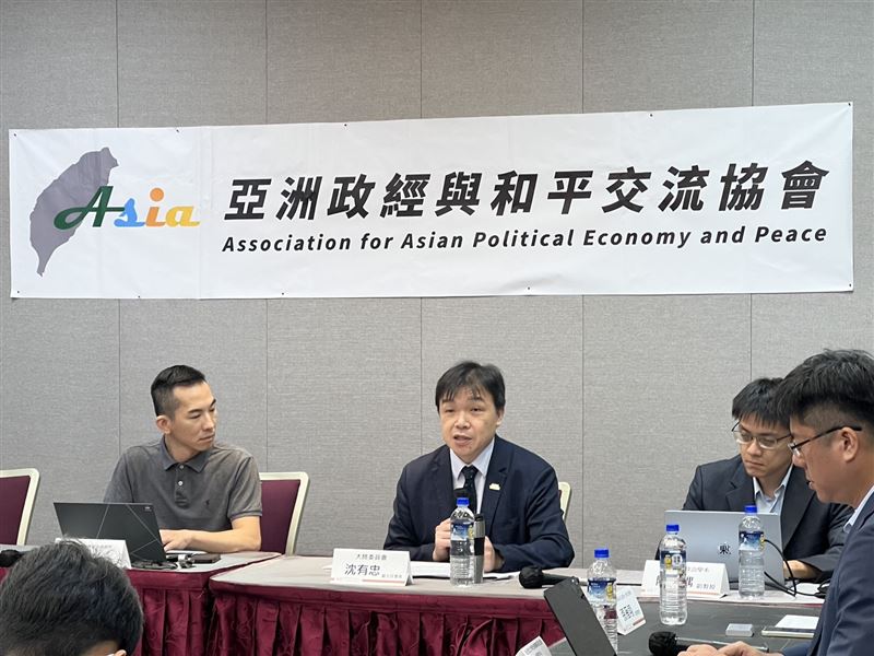 陸委會副主委沈有忠今（22）日出席亞洲政經與和平交流協會主辦的「選戰倒數！中國介選手法與台灣民主防衛」座談會。（圖／陸委會提供）