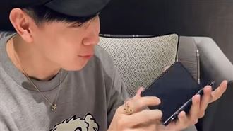 林俊傑開箱iPhone Duo！驚人反應全曝光
