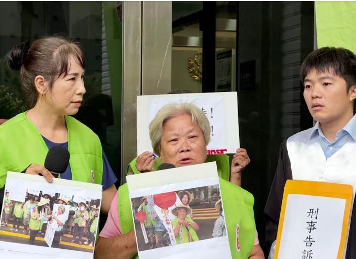 社子島阿嬤下跪陳情卻被酸是領錢的臨演,自救會今赴地檢署提告林杏兒。(翻攝自謝閔弘臉書)