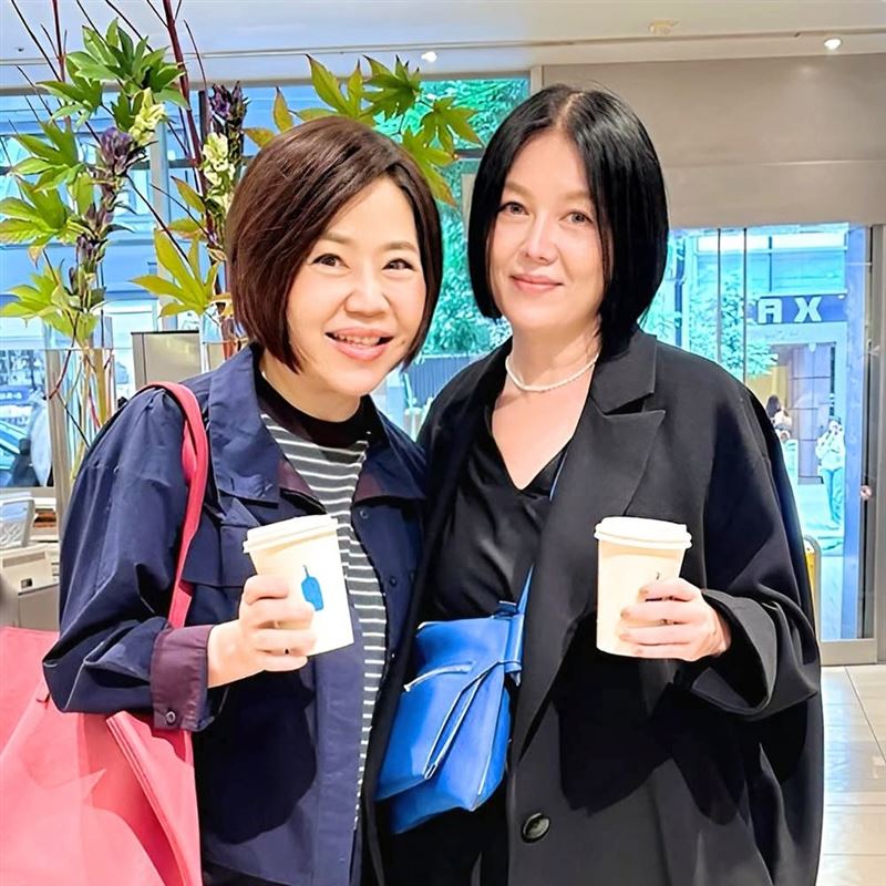 于美人日本巧遇苗可麗。(圖/翻攝自于美人臉書)