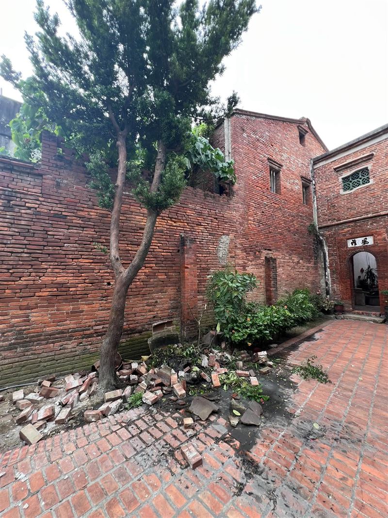 鹿港老街一處磚造老牆禁不起強風發生坍塌意外。(圖/翻攝自楊昇樺臉書)
