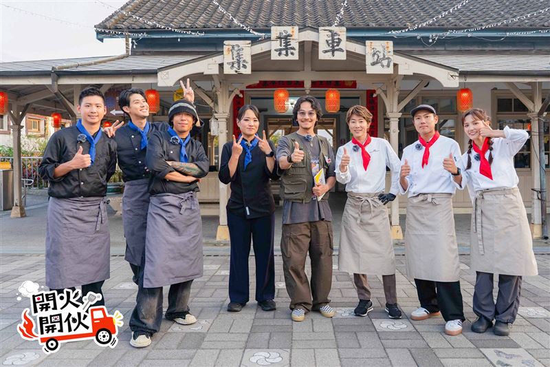 施捷夫(左起)、李玉璽、健志、鄭智善、楊銘威、川越達也、洋蔥及Dora謝雨芝在南投集集車站合影。(圖/TVBS提供)