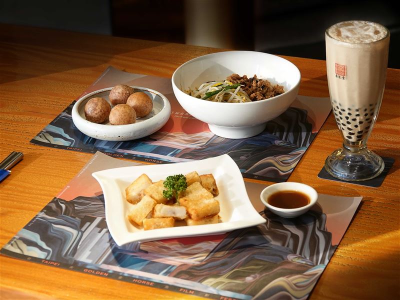 春水堂四度與金馬聯名,以「再見江湖,以茶相聚」為主題,以茶連結人與人的情感,將一同陪伴影迷和茶友,珍藏每一次相聚。(圖/春水堂)
