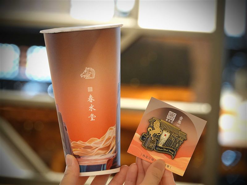 春水堂四度與金馬聯名,除了聯名紙杯,也推出限定周邊商品「茶映江湖」聯名紀念磁鐵。(圖/春水堂)