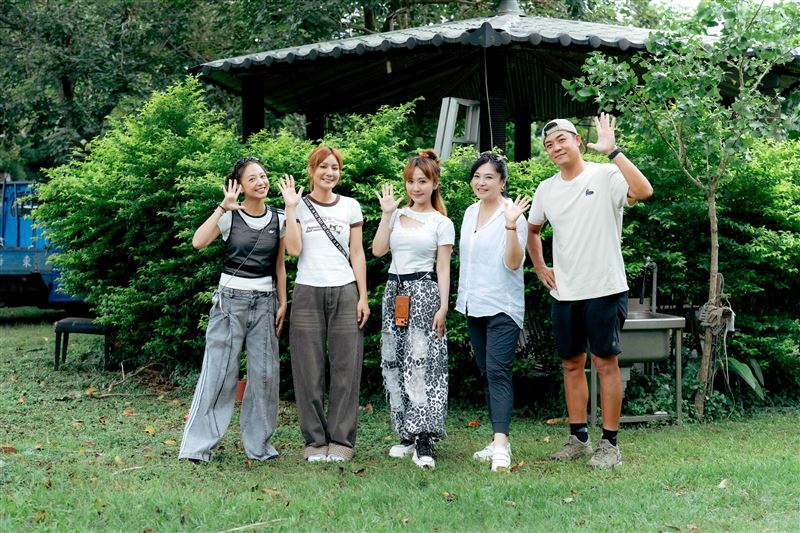 吳映潔(左起)、莎莎、電音天后大芭、戲劇天后張鳳書、姚元浩大合照。(圖/好看娛樂提供)