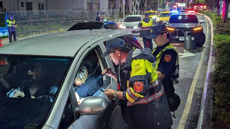 警方攔查情形。(圖/翻攝畫面)