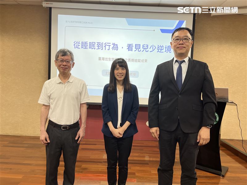 台⼤公衛學院今發表研究成果,透過追蹤上萬名兒童的世代研究發現,童年逆境與兒童較短的睡眠時數相關;尤其在男⽣中,童年時期的家庭失能經驗,也與青春晚期較多的攻擊⾏為有關。(圖/記者簡浩正攝影)