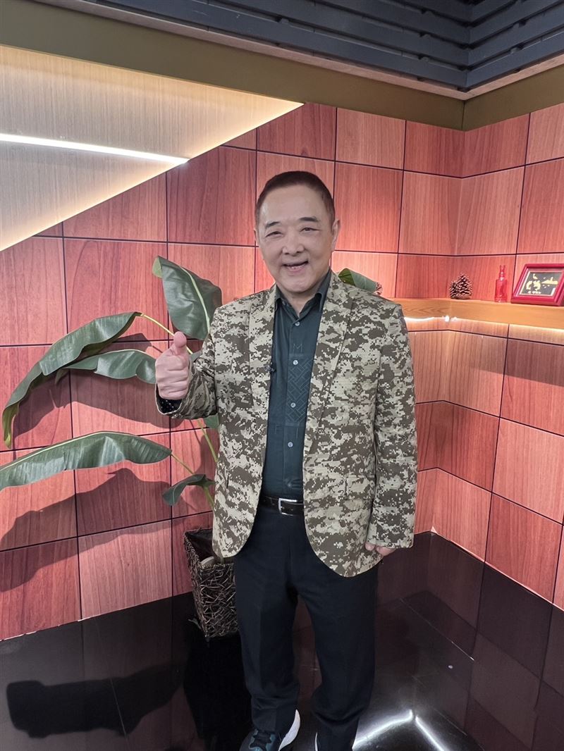 小亮哥自曝追劇到深夜肚子餓,會在泡麵中加入牛肉乾補充蛋白質。(圖/年代提供)