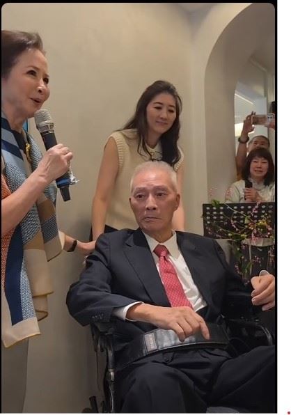 李秀姬於臉書發文貼出一短影片，吳敦義坐在輪毅上，跟以往相比，整體身形消瘦許多，引發討論。（圖／翻攝自李秀姬臉書）