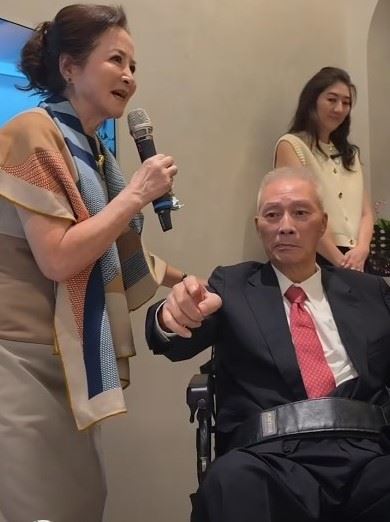 李秀姬於臉書發文貼出一短影片,吳敦義坐在輪毅上,跟以往相比,整體身形消瘦許多,引發討論。(圖/翻攝自李秀姬臉書)
