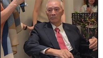 好久不見吳敦義　身形消瘦坐輪椅上