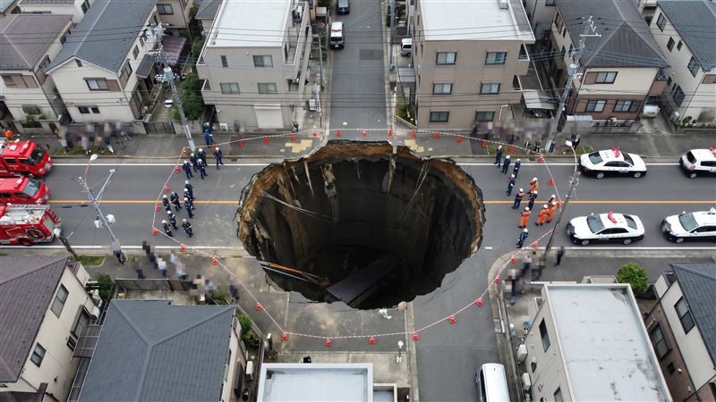 日本埼玉縣八潮市去年1月發生道路坍塌事故,當時1名74歲卡車司機連人帶車掉入坑洞,耗時3個月遺體才被尋獲。(示意圖/AI製圖)