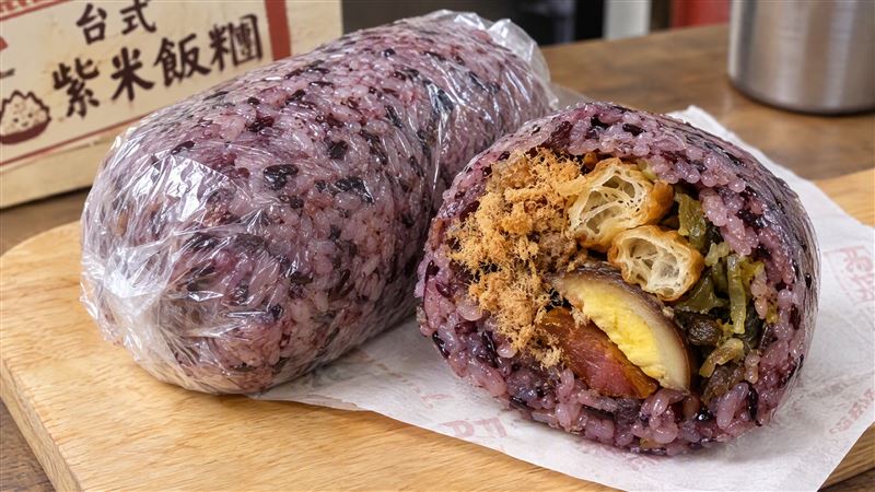 營養師邱世昕提醒,紫米其實是紫黑糯米,與白糯米熱量相近,升糖指數也偏高。想吃飯糰,可用雞蛋等優質蛋白質取代油條,搭配無糖飲品,並細嚼慢嚥。(示意圖/AI製圖)