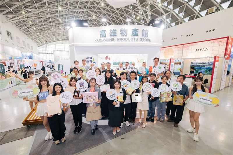 高雄首選大集合!17家農產品牌齊聚2026高雄國際食品展,從鮮果、土雞到創意加工美食,每日料理秀端出高雄好滋味。(圖/高雄市政府提供)