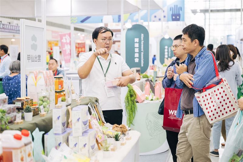 高雄首選大集合!17家農產品牌齊聚2026高雄國際食品展,從鮮果、土雞到創意加工美食,每日料理秀端出高雄好滋味。(圖/高雄市政府提供)