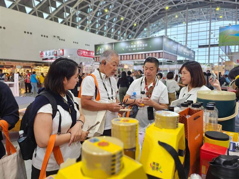 高雄首選大集合!17家農產品牌齊聚2026高雄國際食品展,從鮮果、土雞到創意加工美食,每日料理秀端出高雄好滋味。(圖/高雄市政府提供)